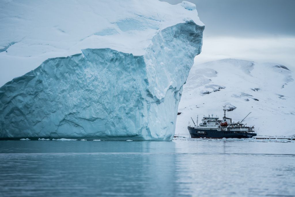 Glacier aux côtés d'un navire polaire